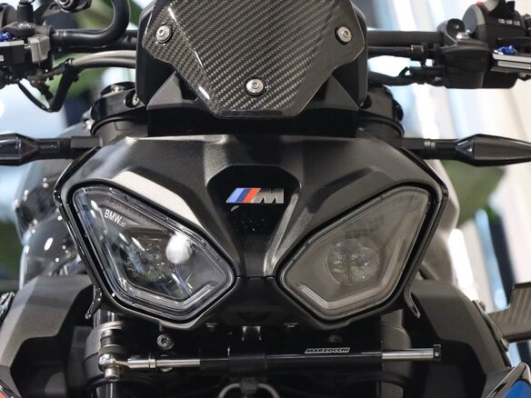 2026 BMW M 1000 R, чёрный - вид 2