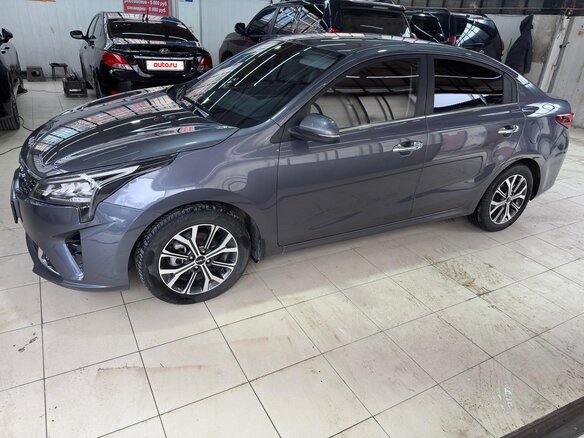 2021 Kia Rio IV Рестайлинг, серый, 1650000 рублей - вид 3