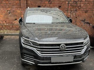 2021 Volkswagen Touareg III, чёрный, 7049000 рублей, вид 3