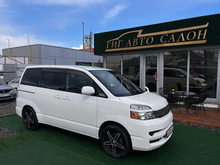 Toyota Voxy II (R70)