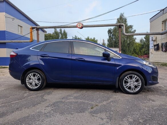 2016 Ford Fiesta Mk6 Рестайлинг, синий - вид 3