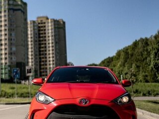 2020 Toyota Yaris IV, пурпурный, 1600000 рублей, вид 5