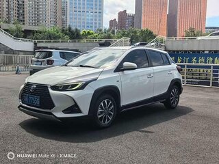 2022 Toyota Yaris IV, белый, 1045000 рублей, вид 1