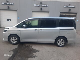 2014 Toyota Voxy III (R80), серебристый, 1800000 рублей, вид 4
