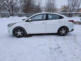 2019 Hyundai Solaris II, белый, 888000 рублей, вид 3