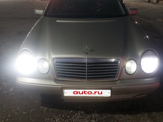 1998 Mercedes-Benz E-Класс 220 II (W210, S210), серебристый, 430000 рублей, вид 1