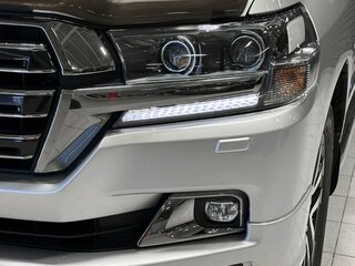 2018 Toyota Land Cruiser 200 Series Рестайлинг 2, серебристый, 6900000 рублей, вид 4