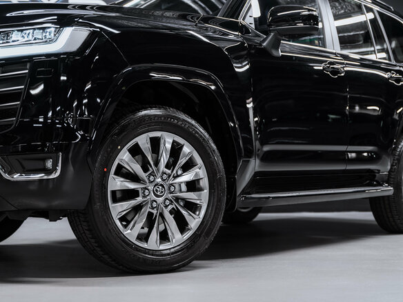 2026 Toyota Land Cruiser 300 Series, чёрный - вид 12