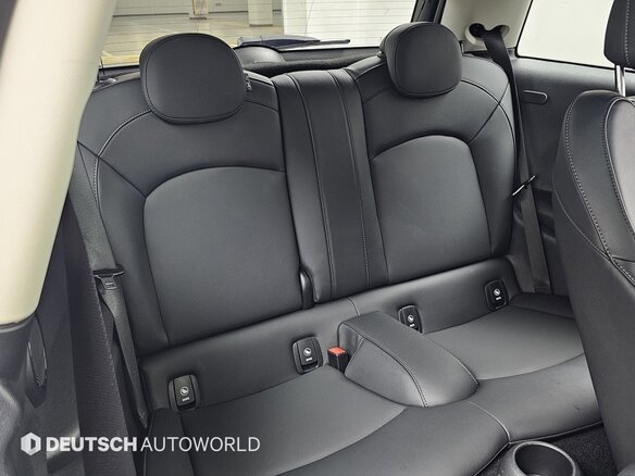 2022 Mini Hatch Cooper III (F55/F56) Рестайлинг 2, белый, 1780000 рублей - вид 9