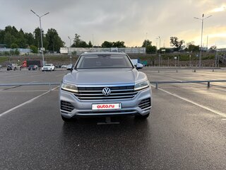 2018 Volkswagen Touareg III, серебристый, 4750000 рублей, вид 1