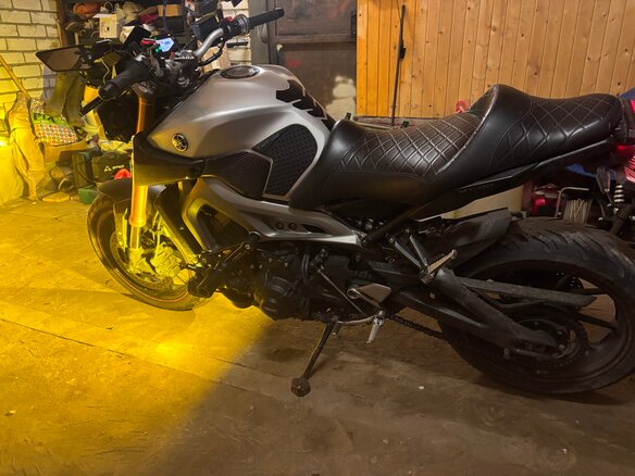 2015 Yamaha MT-09 (FZ-09), серебристый, 800000 рублей - вид 4