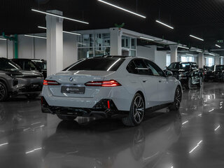 2023 BMW 5 серии 530i xDrive VIII (G60/G61/G68), серый, 7500000 рублей, вид 5