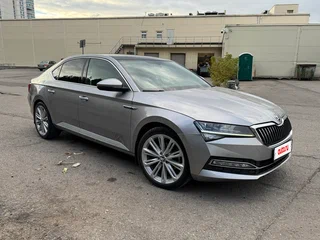 2020 Skoda Superb III Рестайлинг, серебристый, 2850000 рублей, вид 4