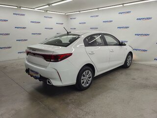 2022 Kia Rio IV Рестайлинг, белый, 1715000 рублей, вид 3