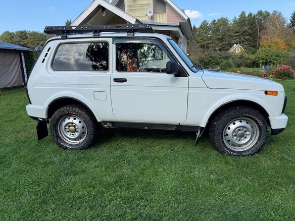 2015 Lada (ВАЗ) 2121 (4x4) Urban I Рестайлинг, белый, 480000 рублей - вид 2