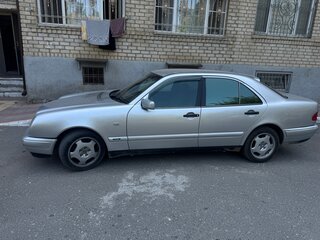1997 Mercedes-Benz E-Класс 200 II (W210, S210), серебристый, 700000 рублей, вид 3