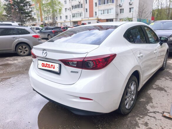 2018 Mazda 3 III (BM) Рестайлинг, белый, 1250000 рублей - вид 3