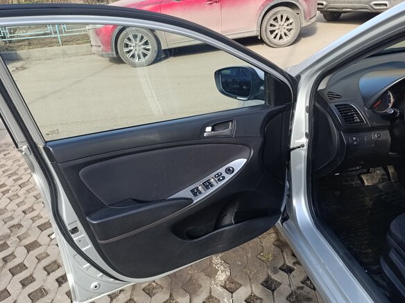 2016 Hyundai Solaris I Рестайлинг, серебристый, 820000 рублей - вид 5