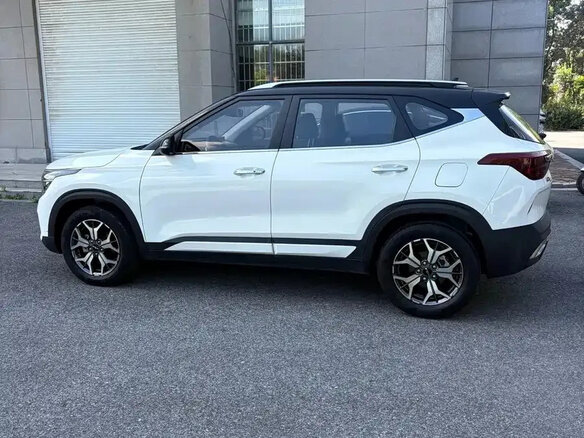 2022 Kia KX3, белый, 1690000 рублей - вид 4