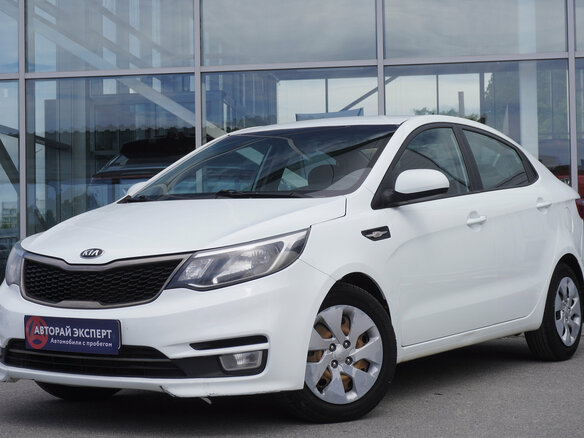 2015 Kia Rio III Рестайлинг, белый, 877000 рублей