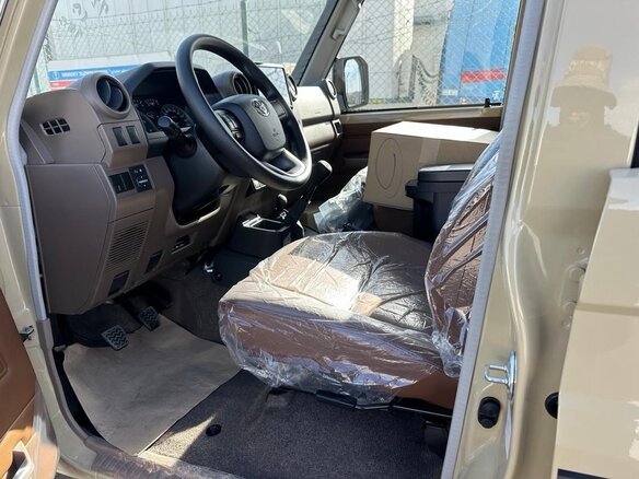 2025 Toyota Land Cruiser 76 70 Series Рестайлинг 2, белый, 10770000 рублей - вид 10