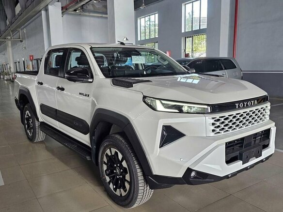 2026 Toyota Hilux IX, белый - вид 2