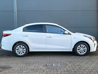 2022 Kia Rio IV Рестайлинг, белый, 1549000 рублей, вид 3