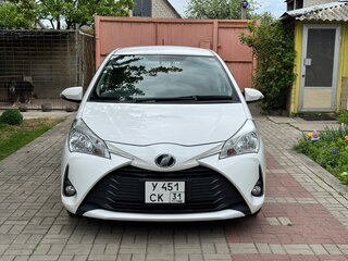 2017 Toyota Vitz III (XP130) Рестайлинг 2, белый, 1049000 рублей, вид 2