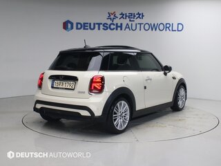 2022 Mini Hatch Cooper III (F55/F56) Рестайлинг 2, белый, 1780000 рублей, вид 3
