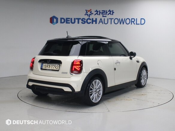 2022 Mini Hatch Cooper III (F55/F56) Рестайлинг 2, белый, 1780000 рублей - вид 2