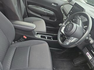 2023 Toyota Aqua II, серебристый, 1150000 рублей, вид 5