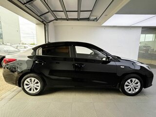 2017 Kia Rio IV, чёрный, 979000 рублей, вид 4