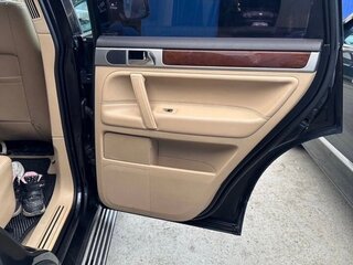 2010 Volkswagen Touareg I Рестайлинг, чёрный, 1400000 рублей, вид 3