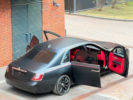 2023 Rolls-Royce Ghost Black Badge II (Series I), чёрный, 31050000 рублей, вид 4