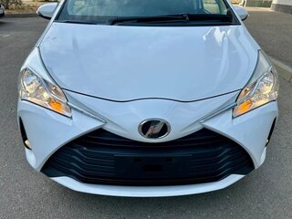 2019 Toyota Vitz III (XP130) Рестайлинг, белый, 820000 рублей, вид 4