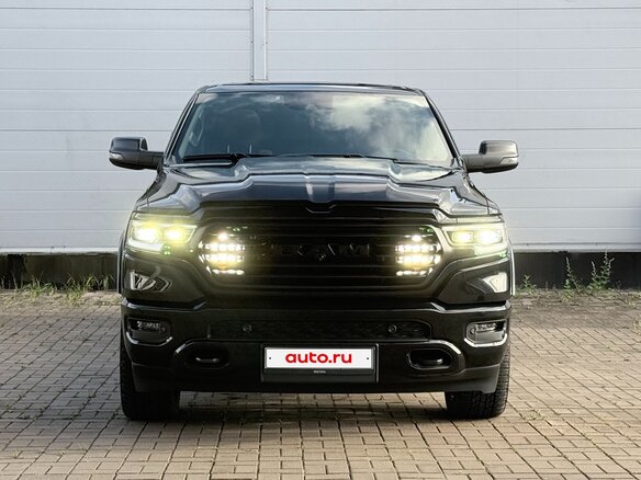 2023 Ram 1500 Quad Cab V, чёрный, 8400000 рублей - вид 2