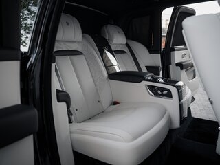 2026 Rolls-Royce Cullinan Black Badge I Рестайлинг (Series II), чёрный, 72500000 рублей, вид 3