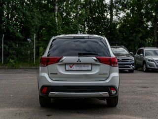 2017 Mitsubishi Outlander III Рестайлинг 2, белый, 1499000 рублей, вид 4