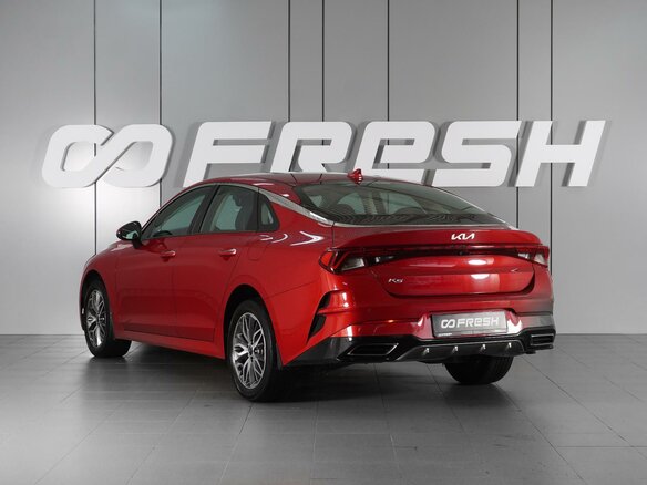2022 Kia K5 III, красный - вид 1