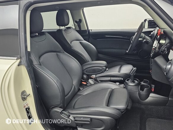 2022 Mini Hatch Cooper III (F55/F56) Рестайлинг 2, белый, 1780000 рублей - вид 6