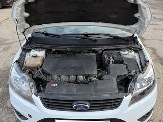 2010 Ford Focus II Рестайлинг, белый, 400000 рублей, вид 3