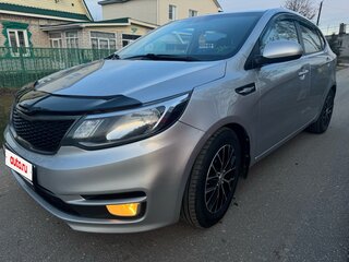 2015 Kia Rio III Рестайлинг, серебристый, 900000 рублей, вид 2