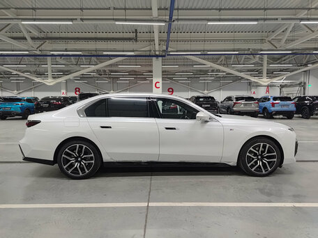 2023 BMW 7 серии 740d xDrive VII (G70), белый, 11599000 рублей, вид 4