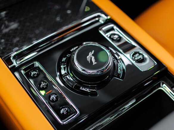 2025 Rolls-Royce Cullinan Black Badge I Рестайлинг (Series II), чёрный, 67490000 рублей - вид 13