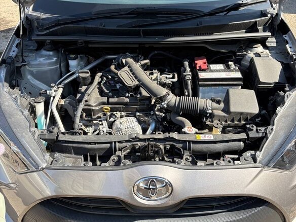 2022 Toyota Yaris IV, серебристый, 765000 рублей - вид 7
