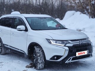 2020 Mitsubishi Outlander III Рестайлинг 3, белый, 2500000 рублей, вид 2
