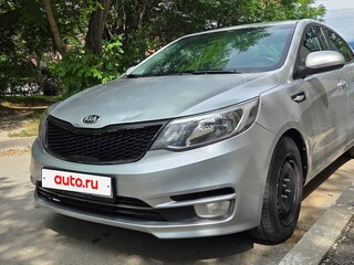 2015 Kia Rio III Рестайлинг, серебристый, 650000 рублей, вид 3