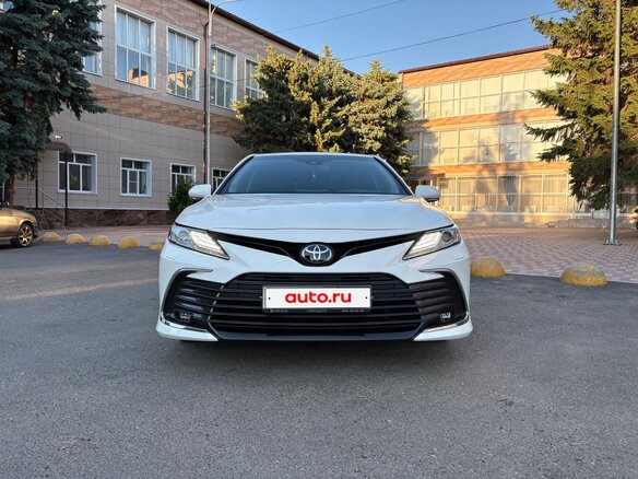 2022 Toyota Camry VIII (XV70) Рестайлинг, белый, 3800000 рублей - вид 1