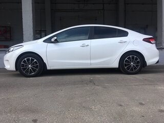 2019 Kia Cerato III Рестайлинг (Classic), белый, 1880000 рублей, вид 4