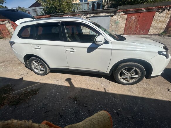 2014 Mitsubishi Outlander III Рестайлинг, белый, 1600000 рублей - вид 4